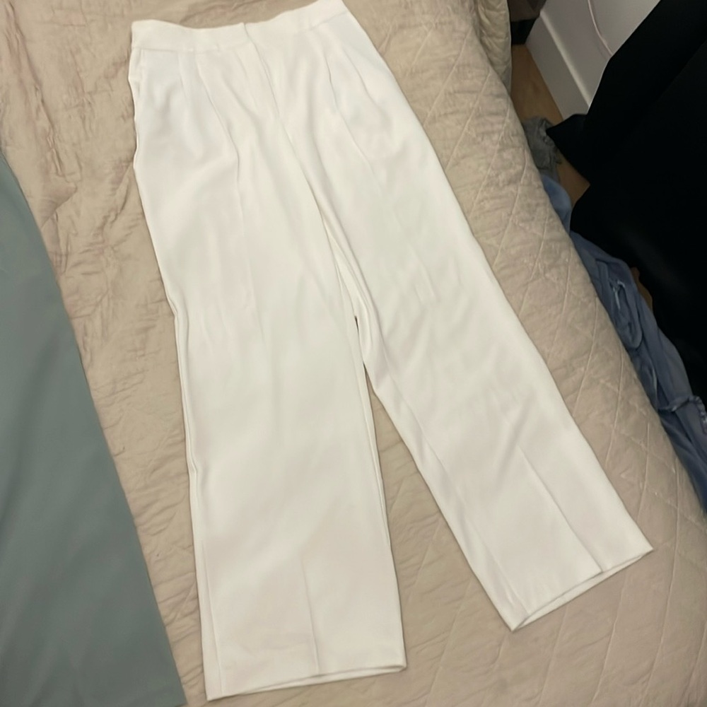 White pants by House of Harlow size 6